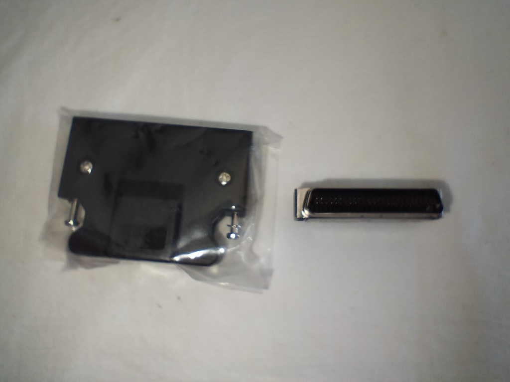 Conector SCSI Macho de 50 Pinos com Suporte de Montagem